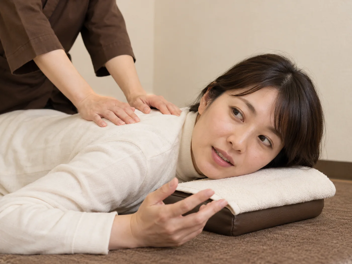 施術中に力加減の希望を伝える女性のお客様のイメージ