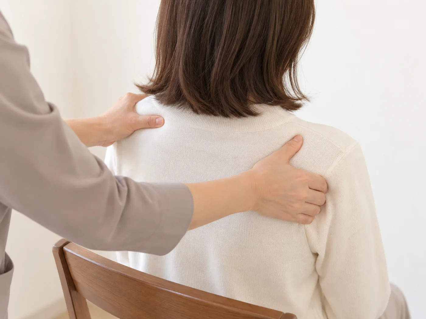長袖の上から肩のケアを受ける女性のお客様のイメージ