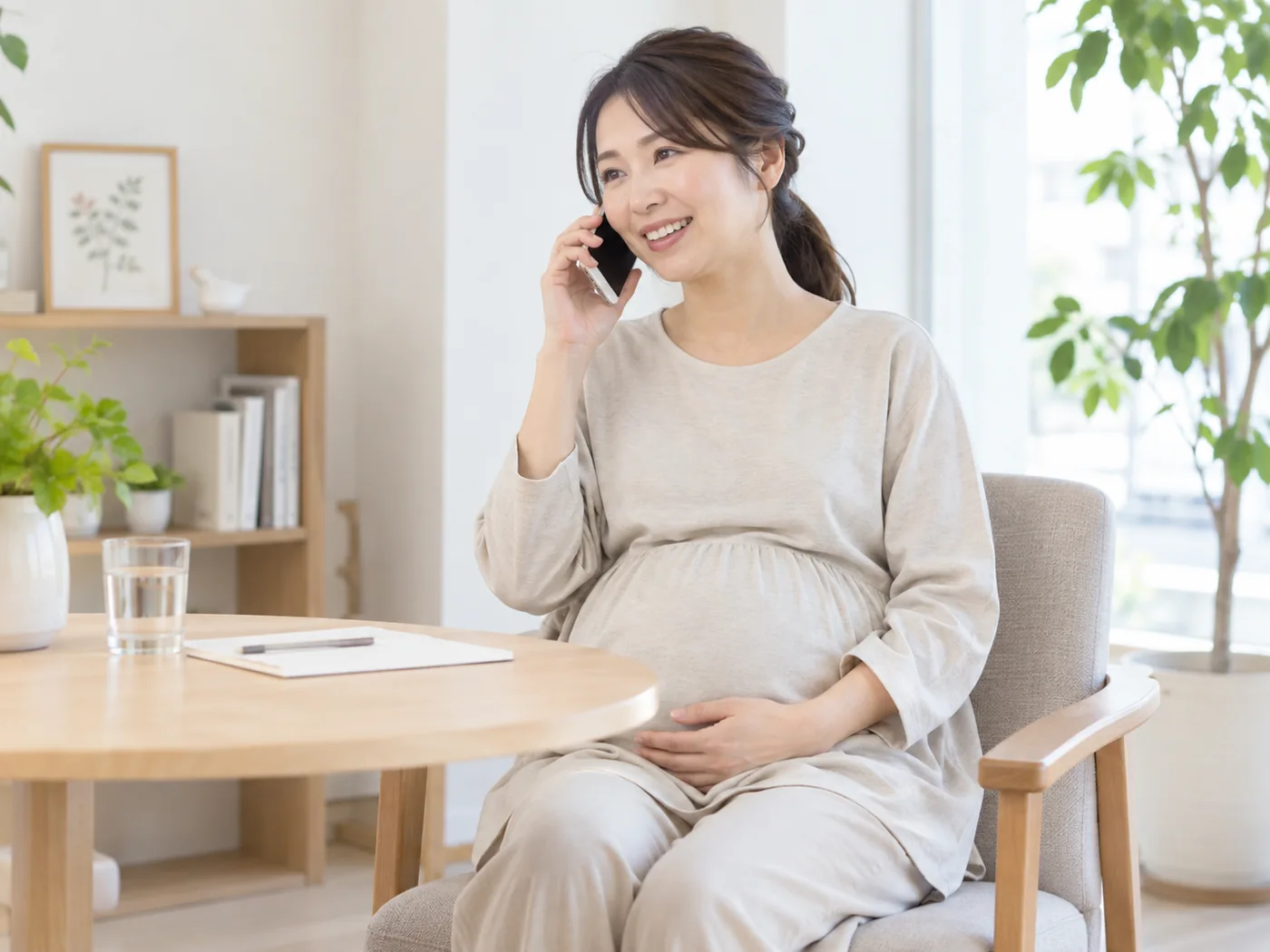 妊娠中の女性が身体の状態について事前に電話相談するイメージ