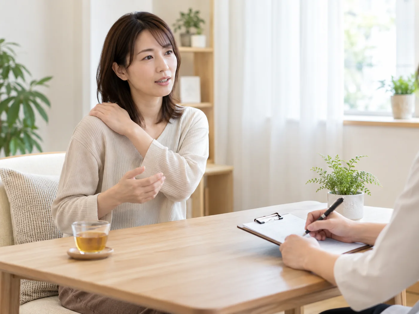 施術の強さや気になる部位について相談する女性のイメージ