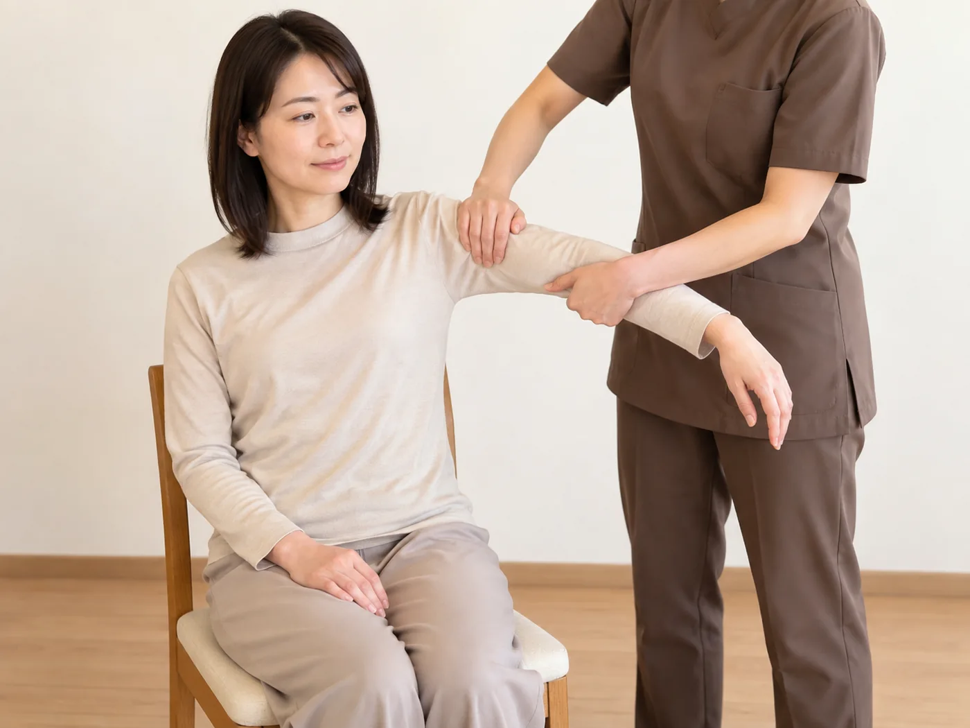 長袖の上から上腕の圧を調整する様子のイメージ