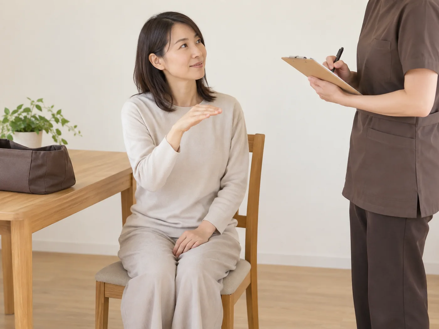 自宅で圧の好みをスタッフへ伝える女性のイメージ