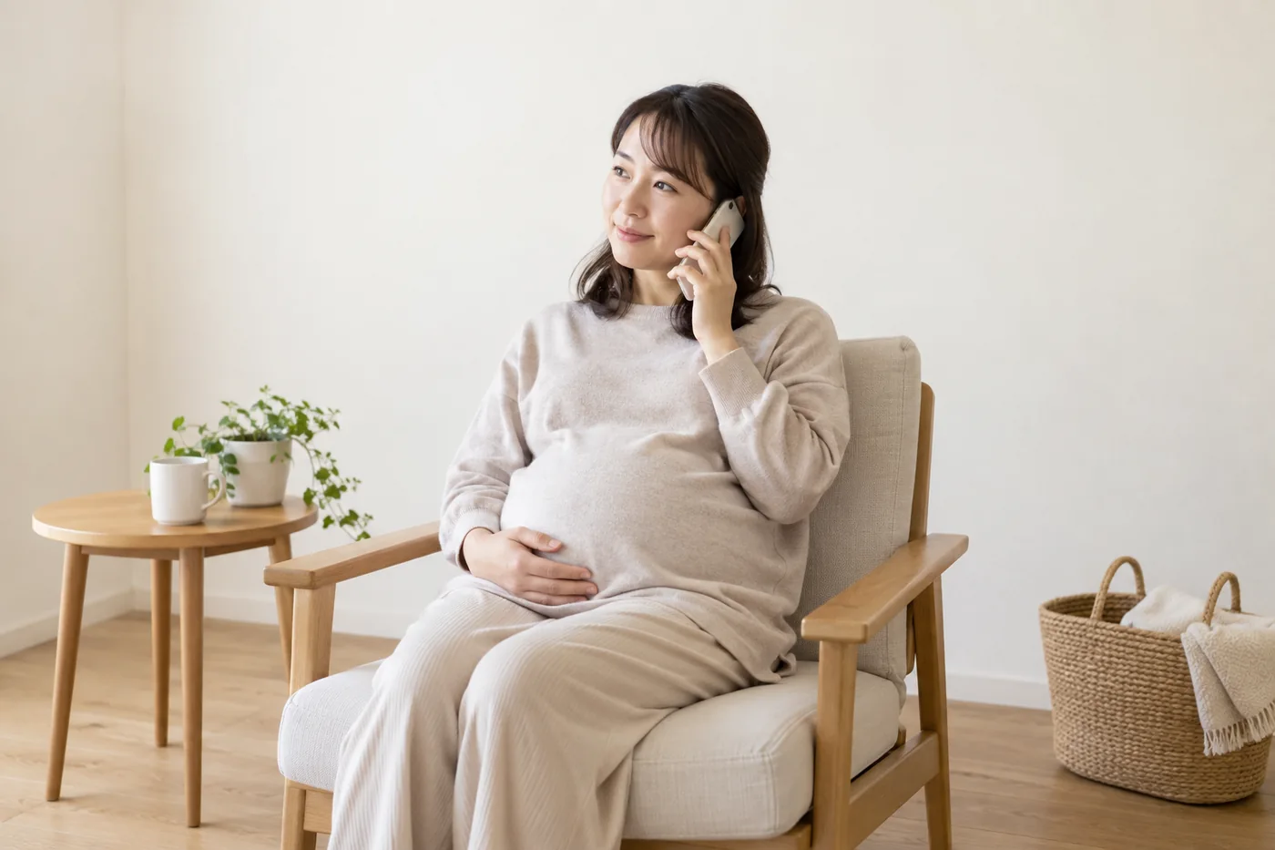 妊娠中の利用について電話で事前相談する女性のイメージ