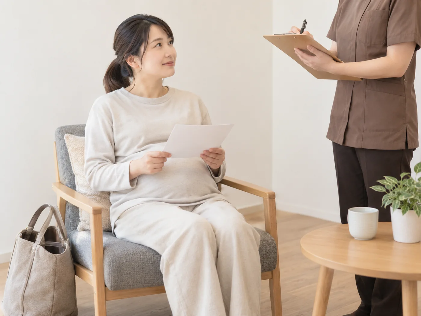 事前相談のメモを持って椅子で待つ女性のイメージ