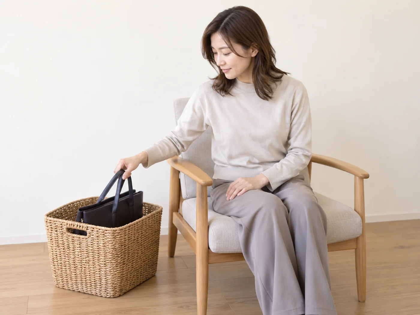 来店後、仕事のバッグを収めて肩を休める女性のイメージ