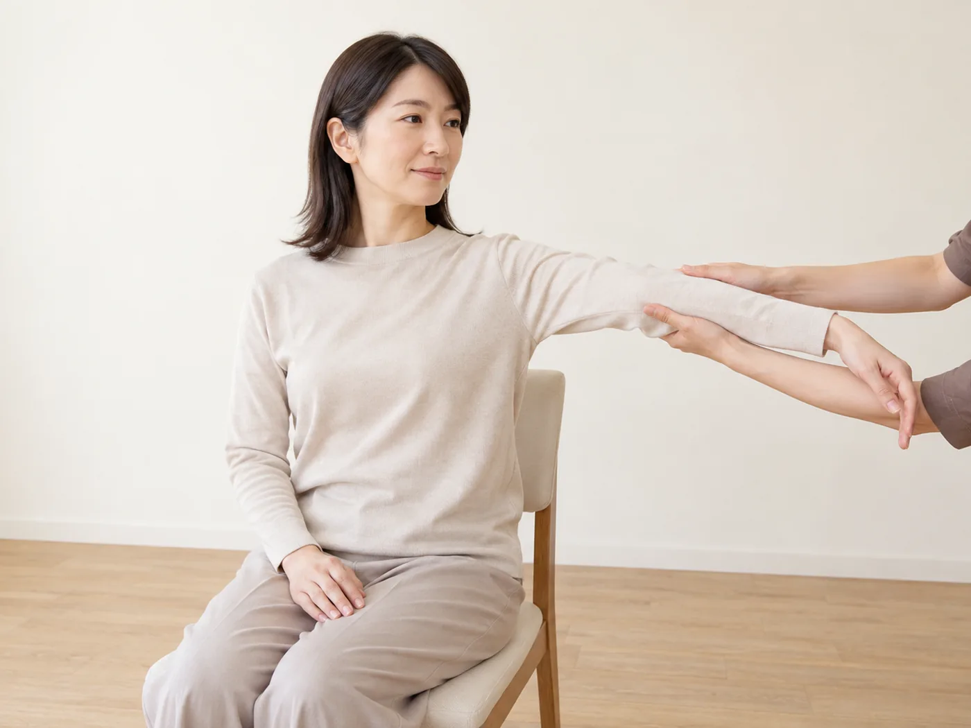 腕と肘を支えながら行う穏やかなストレッチのイメージ