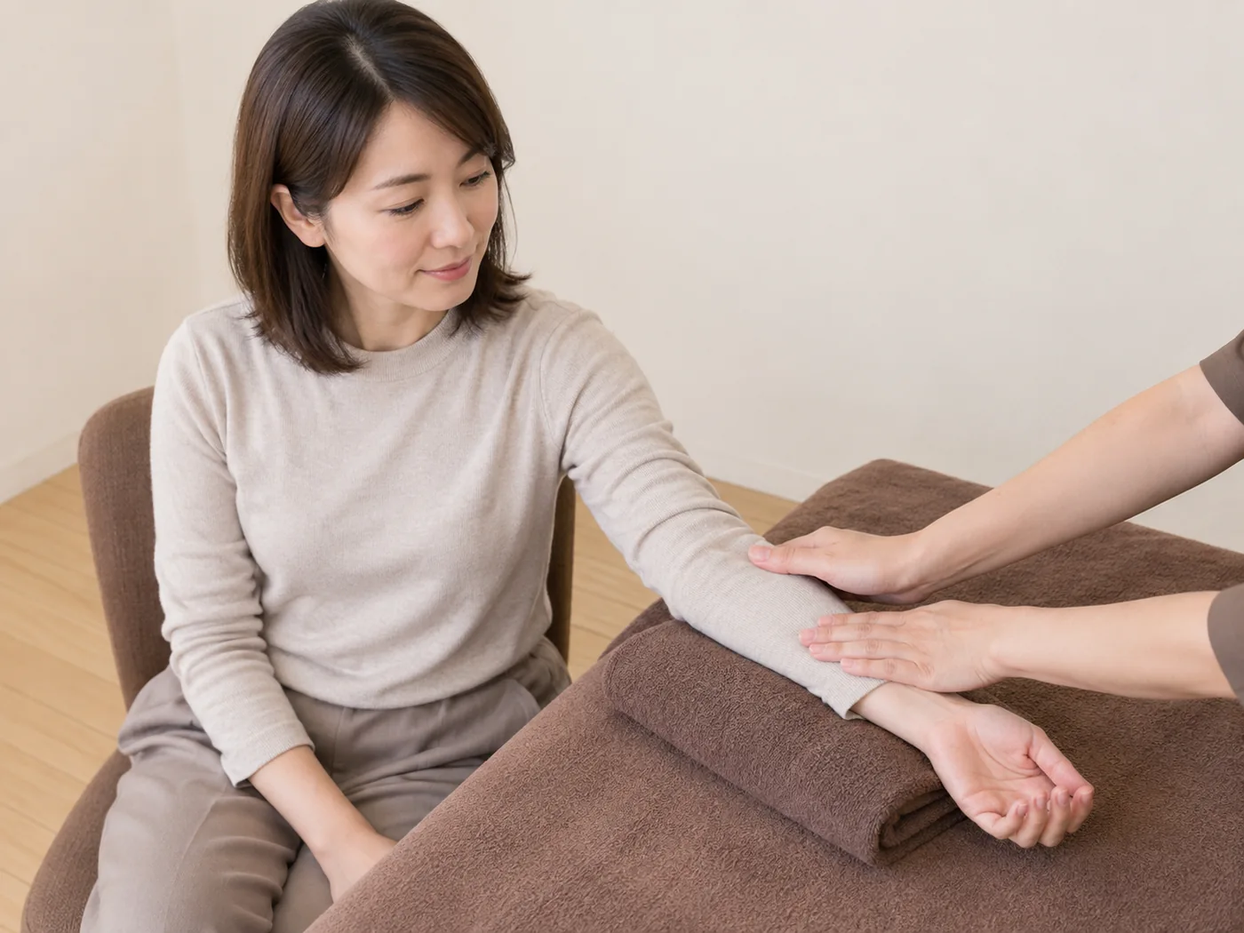 長袖の上から前腕をゆっくりケアする様子のイメージ
