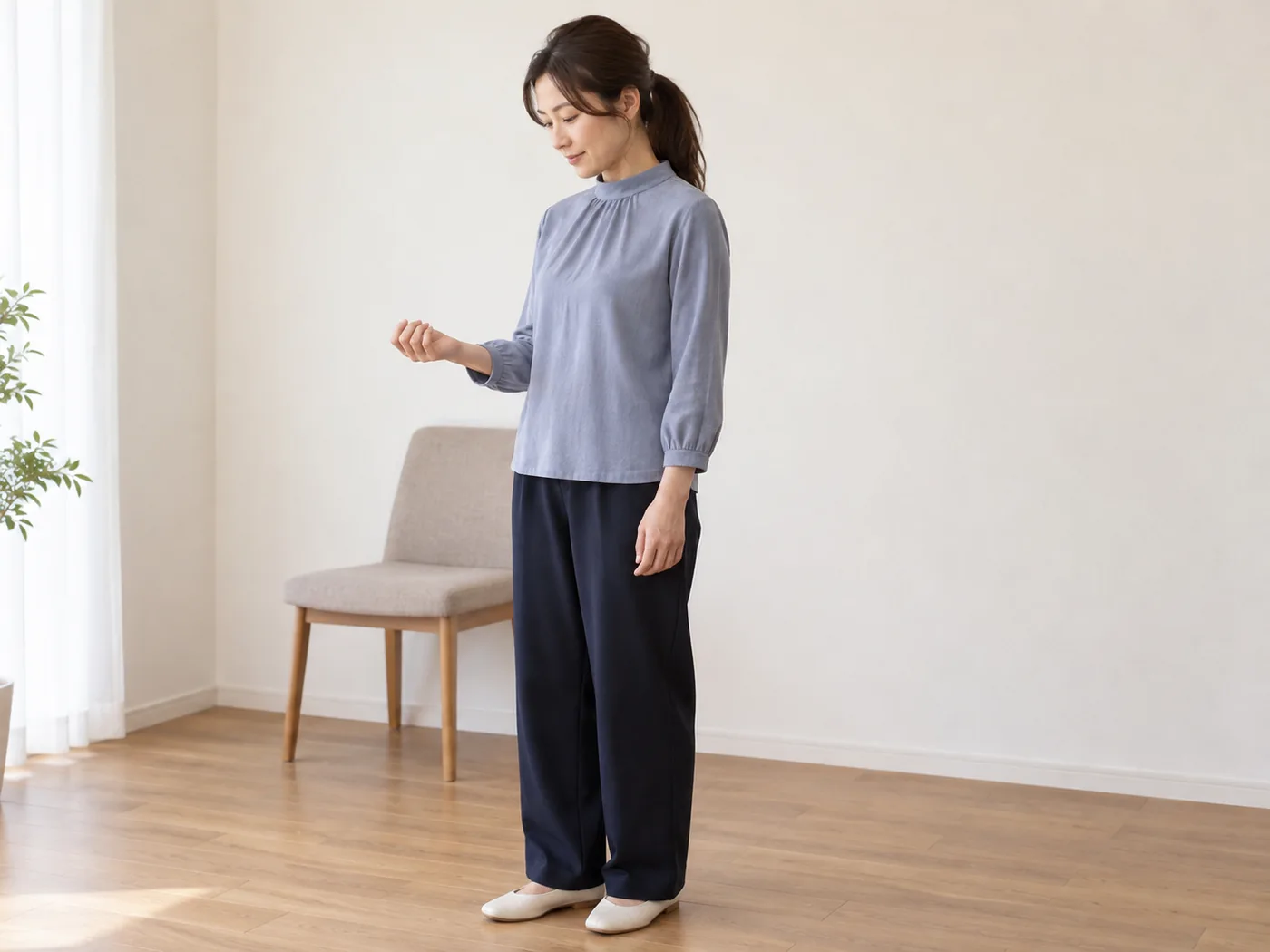施術前に立った姿勢で自分の腕の動きを確かめる女性のイメージ