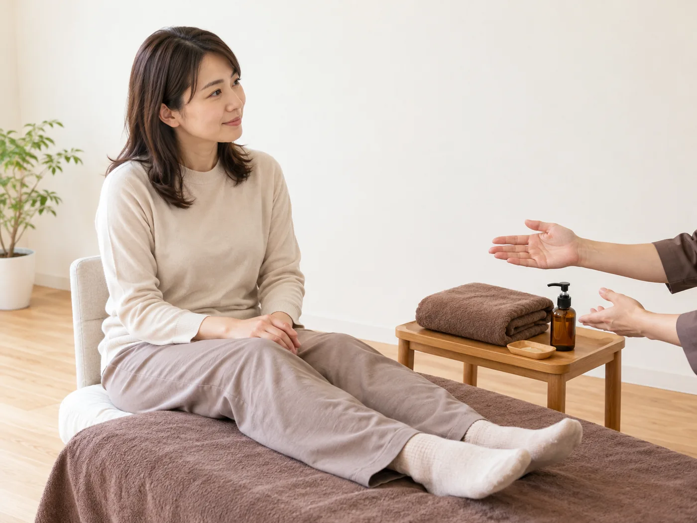 タオルとオイルを用意して施術の組み合わせを相談する手元のイメージ