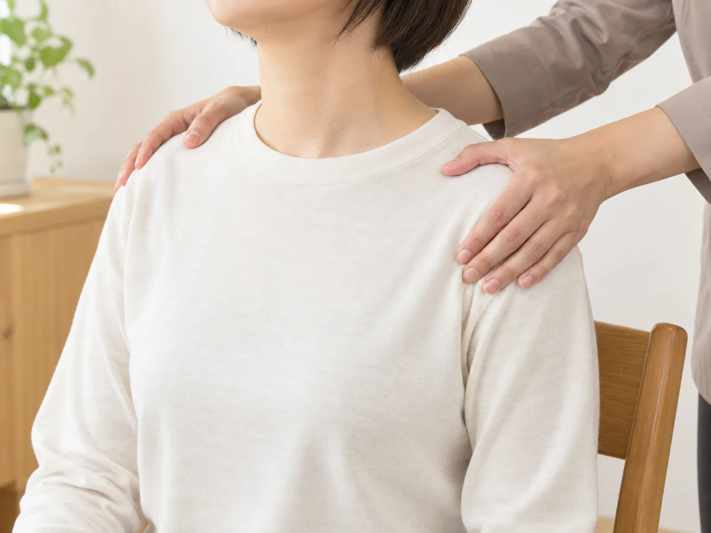 着衣のまま肩のもみほぐしを受ける女性のお客様のイメージ