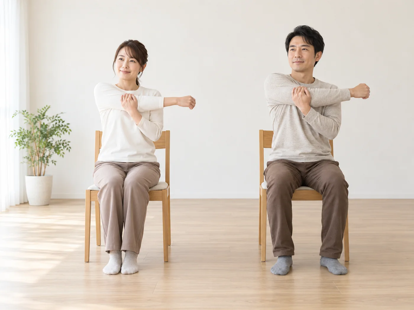 椅子に座って穏やかに腕を伸ばす二人の女性のイメージ