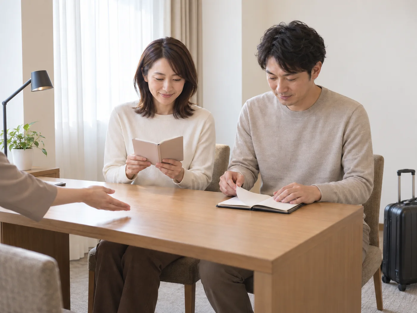 滞在先で利用予定を確認する二人の女性のイメージ
