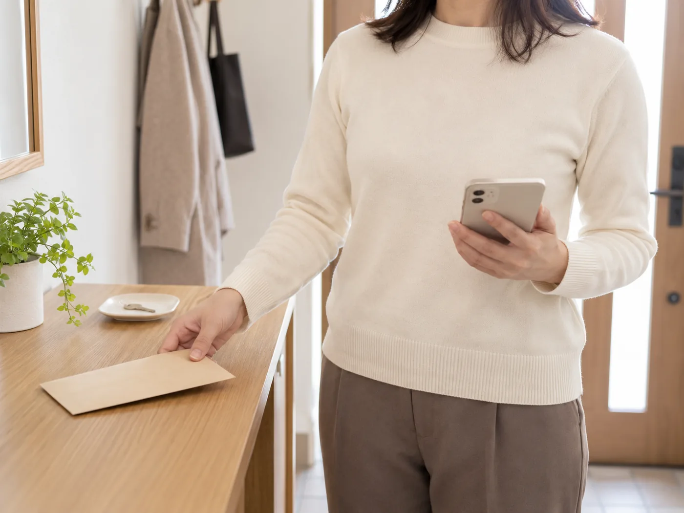 出張対応エリアを確認するためのメモとスマートフォンのイメージ
