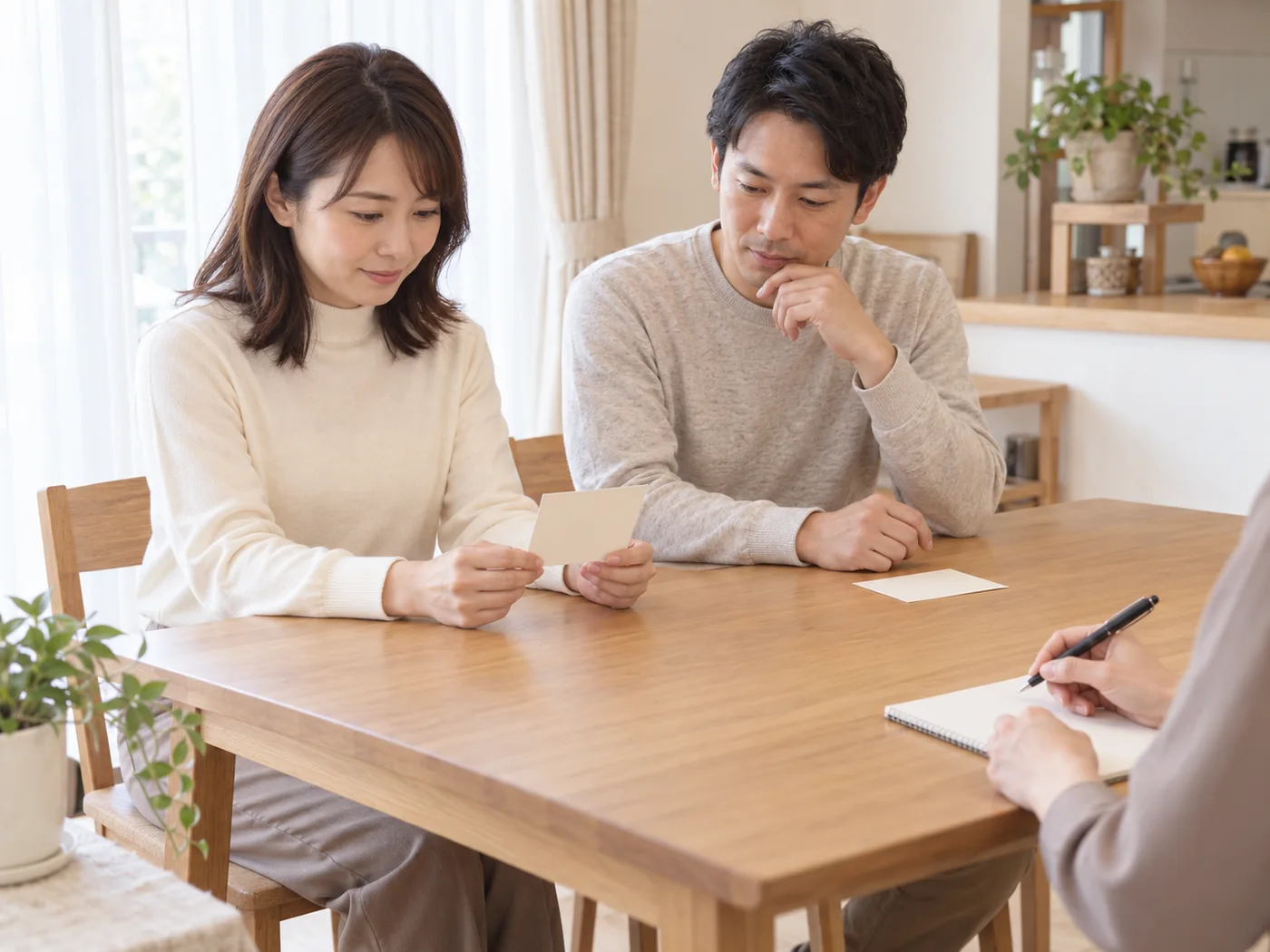 自宅でそれぞれの希望を相談する二人の女性のイメージ