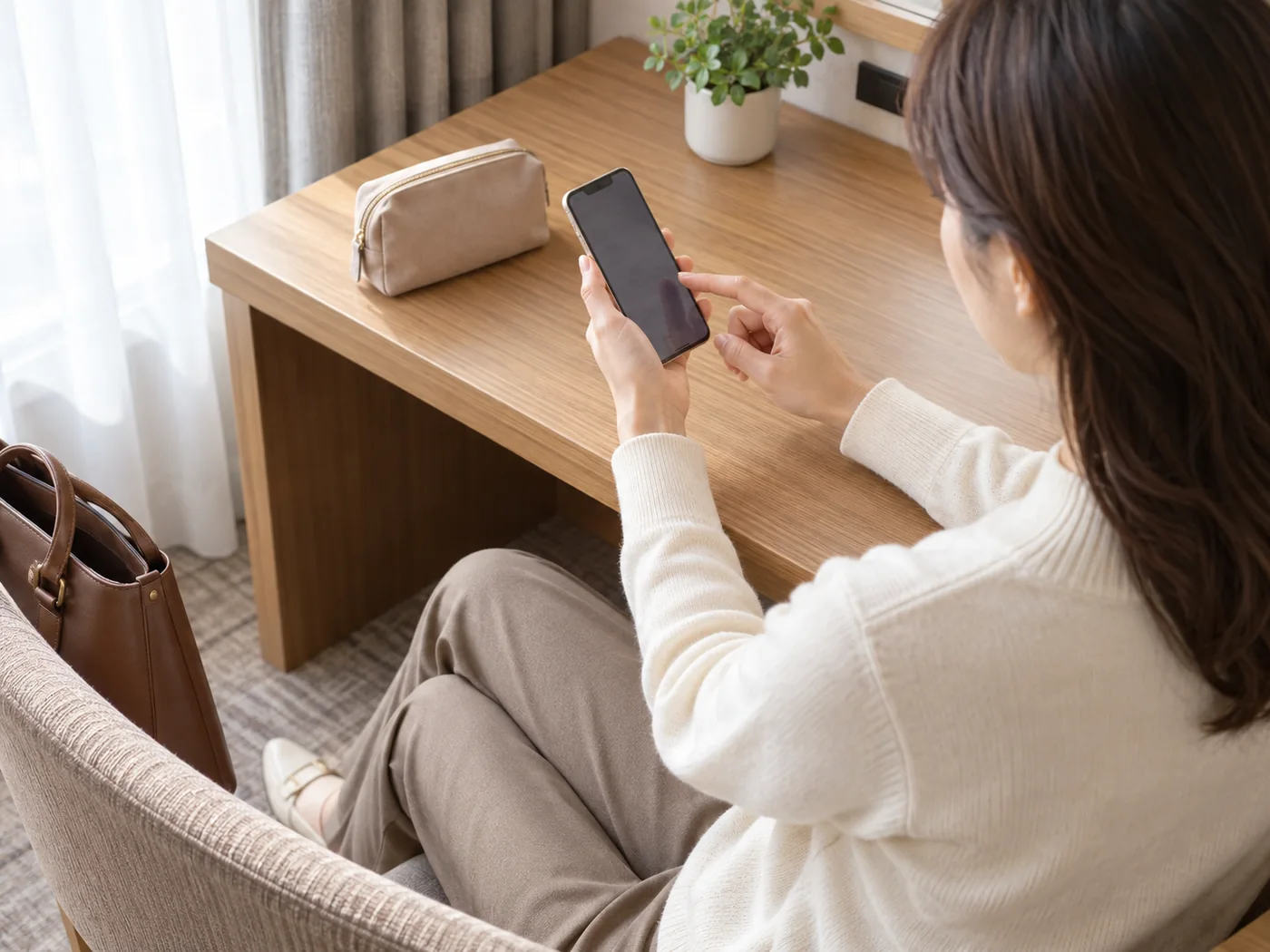 店舗への外出前に利用予定を確認する手元のイメージ