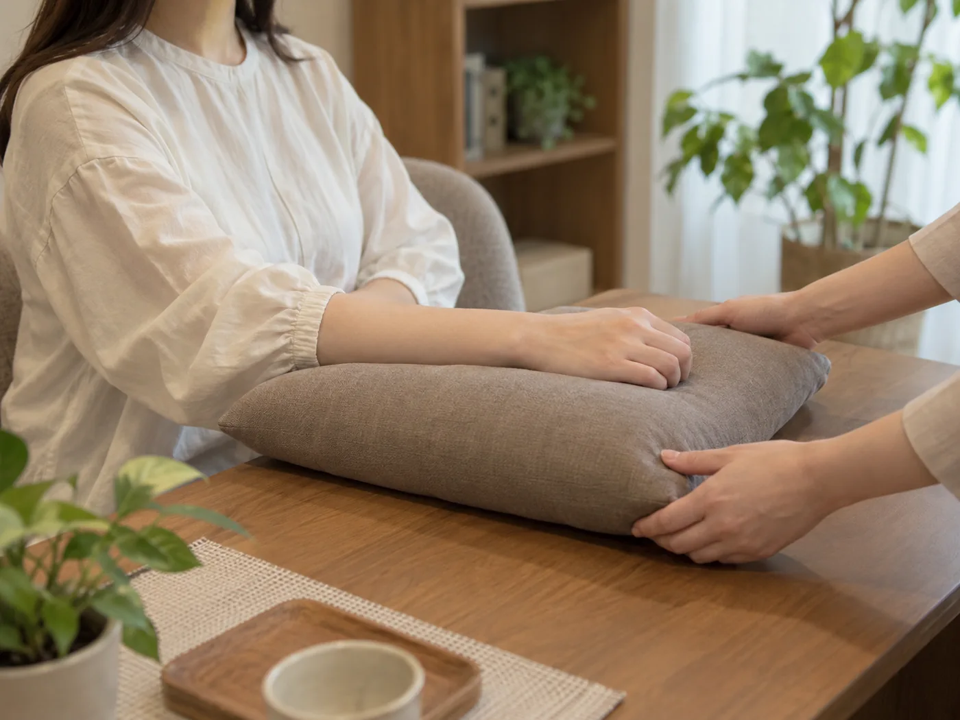 肩のケアに備えて腕の支持を整える様子のイメージ