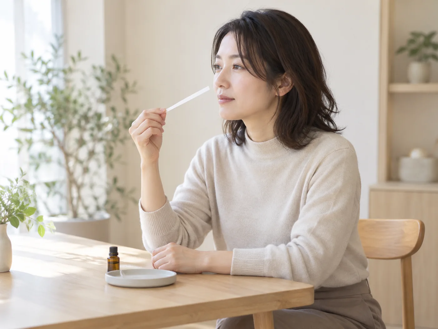 ムエットで香りを確かめる女性のお客様のイメージ